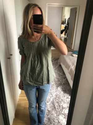 Topp/t-shirt - Grön gullig t-shirt med puffärm och spets detaljer!