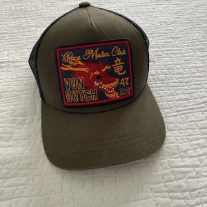 Von dutch keps (truckercap) - En keps från von dutch i trucker modell. I princip oanvänd.