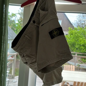 Stone Island shorts - Säljer ett par Stone Island shorts i storleken är 34 Waist. Stilrena och passar till mycket och är perfekta till sommaren. Köptes från NK för 3000kr och certilogo QR-kod finns. Skicket är som nytt utan några märkbara flaws, skulle säga 8,5/10.