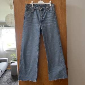 Säljer dessa snygga jeans, modell Yoko från Monki i storlek 30. De är i superbra skick och har inga defekter🩷 Hör av dig om eventuella frågor! (Köparen står för eventuell frakt)
