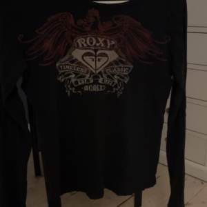 Säljer min långärmade tröja från märket Roxy! Fin tröja i bra skick. Ganska så tunt tyg så passar bra när det är lite varmare!! Vet inte riktigt vad det är för storlek men skulle uppskatta S. Skriv gärna om du har några frågor! 🩷