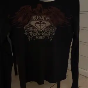 Säljer min långärmade tröja från märket Roxy! Fin tröja i bra skick. Ganska så tunt tyg så passar bra när det är lite varmare!! Vet inte riktigt vad det är för storlek men skulle uppskatta S. Skriv gärna om du har några frågor! 🩷