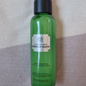Drops of youth Face peeling Body shop - Drops of youth face peeling från Body shop. Oöppnad! Jag tror ordinariepris var 285 kr! Din för 120🫶 3 FÖR TVÅ PÅ ALLT och fri frakt vid köp av minst 250 kr, kontakta mig då!🦋