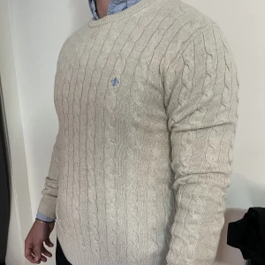 Morris Pullover  - Ribbad beige pullover från Morris i storlek M. Fint skick. 