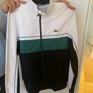 Lacoste zip jacka - Hej säljer min storebrors lacoste zip jacka för 700kr nypris runt 1,4. Storlek S 💗