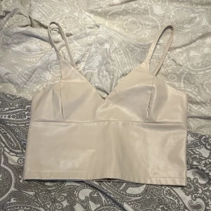 Beige skinntopp - Jättefin skinntopp i perfekt skick. Säljer då den tyvärr är för liten för mig.💞