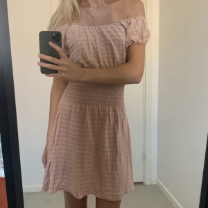 Off shoulder klänning  - Söt kort rosa off shoulder klänning med resår i midjan💖