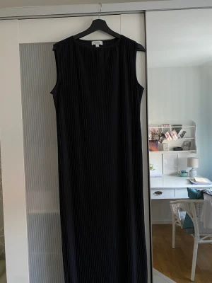 COS - SLEEVELESS PLEATED MAXI DRESS - Helt ny, oanvänd.  Storlek M 