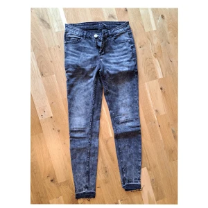 Jeans - Grå/svarta byxor