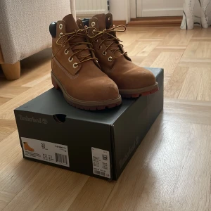 Timberland kängor - Ett par tidlösa Timberland kängor endast använda 1-2 gånger. Står namn under på båda kängor.