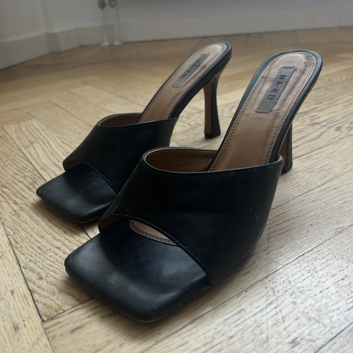 Svarta mules klackar 