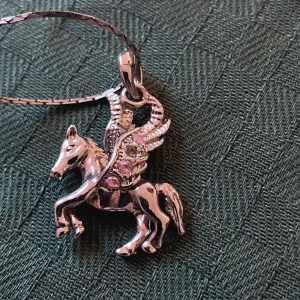 Halsband Pegasus  - Ett vackert halsband med bevingad häst. Rosa rhinestones, en fattas   