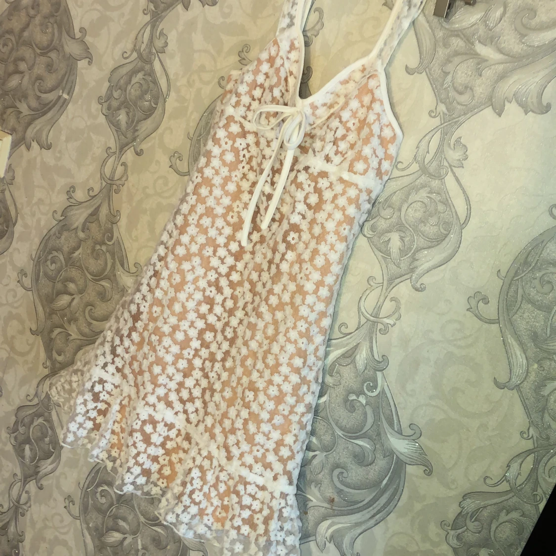 Söt blommig beige klänning  - 90