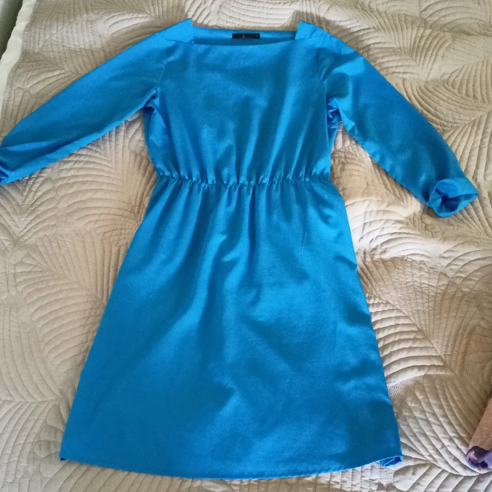 Det här är en Åhlens klänning som är knappt använd. Det är storlek 36 med armbåge ärmar. . Klänningar.