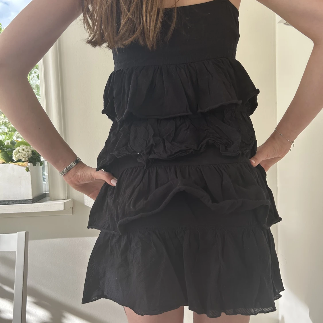 Svart volangklänning mini
