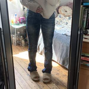 Super snygga jeans från mango knappt använda då dom är alldeles för långa för mig och jag inte har kunskapen att sy upp dom! (Jag är 165cm) toppen kvalite och inga fläckar förutom längst ner (se bild)! Strl 36 (pris går att diskutera och pris är + frakt)