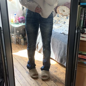Straight lowwaist jeans  - Super snygga jeans från mango knappt använda då dom är alldeles för långa för mig och jag inte har kunskapen att sy upp dom! (Jag är 165cm) toppen kvalite och inga fläckar förutom längst ner (se bild)! Strl 36 (pris går att diskutera och pris är + frakt)