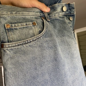 Ljusblå weekday jeans - Ljusblåa jeans från weekday i modellen space, skriv för fler frågor!