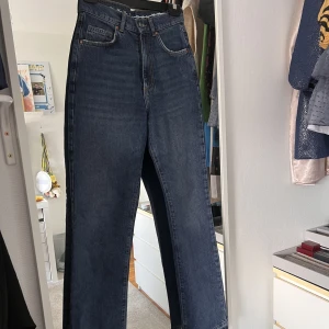 Raka byxor 👖✨ - Oanvända mörkblåa jeans✨ för små för mig så kan inte visa på❤️