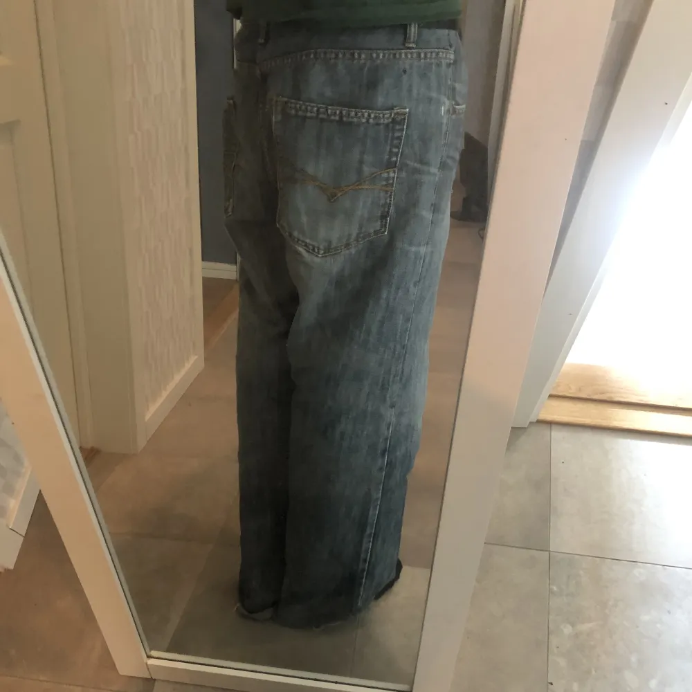 Ett par riktigt snygga gråa jeans jag thriftade i Amsterdam förra sommaren. Skicket är bra förutom att de är något slitna längst ner vid hälarna. Är osäker på storlek men sitter bra på mig som är 185 men på gränsen att va för små i längd. . Jeans & Byxor.