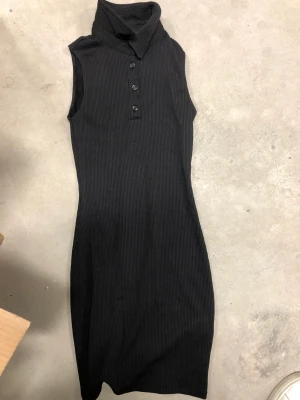 Klänning  - Använd en gång. Den är ganska tight men väldigt fin  Nypris 149kr