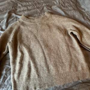 Stickad tröja från zara i storlek M! Mer av en brun färg en vad bilden visar