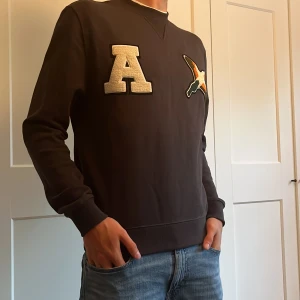 Arigato Sweatshirt - Arigato tröja i storlek S. Använd 2 gånger tvättad en gång.  Skick:10/10 mycket bra Mitt pris: 1000 kr Retail pris: 1700 Slut i storlek S på Arigatos hemsida