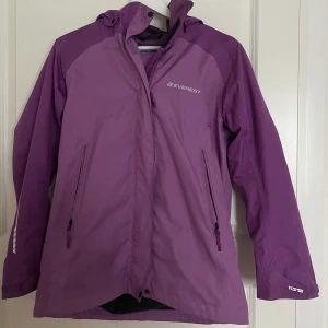 Regnjacka - Lila regnjacka från Everest. Avtagbar luva! Fint skick, storlek 158/164 men kan ändå passa XS och S.  200 kr + frakt 🥰