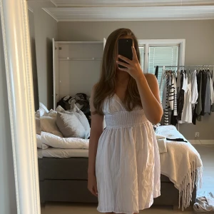 Vit sommarklänning  - Säljer denna superfina vita klänningen med reglerbara band, helt oanvänd från hm dock är lapparna avklippta. (Frakt 49kr)