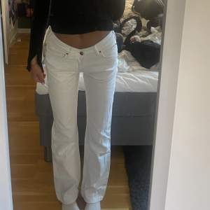 Vita low waist jeans från BikBok som nya (Nypris 400kr)