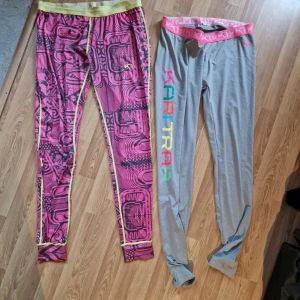 KARI TRAA 2st träningstights - Dom gråa tightsen är nästan som nya, använd ett fåtal gånger. Lappen är bortklippt men det är strl XL. Rosa är i strl XL, i lagom använt skick 