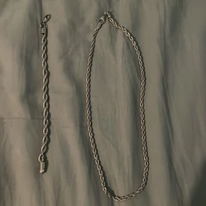 Kedja  - Säljer min silvriga armband o kedja o cordell både är gjorda av stålfritt stål kedjan är 50 cm 4 mm sen armbandet är 21cm o 6 mm 