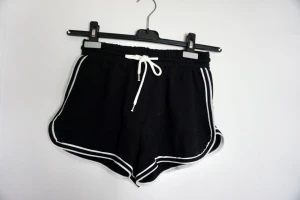 Svarta mjukisshorts  - Svarta shorts, mjuka.  Använda fåtal gånger. 