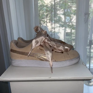 Skor - Sjukt söta ljusrosa skor som jag fick i present och bara andväny 2 ggr då dom var för små🥰