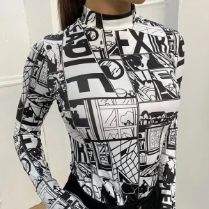 Långärmad tröja - Långärmad tröja med mönster på från SHEIN. Storlek Xs, anledning till varför jag sällhet den är pga att jag växt ur den. Köparen betalar för frakten💕