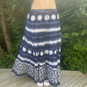 Långkjol - Jättefin långkjol i blåa mönster! Passar någon som är ca 160cm lång!🌸🌸