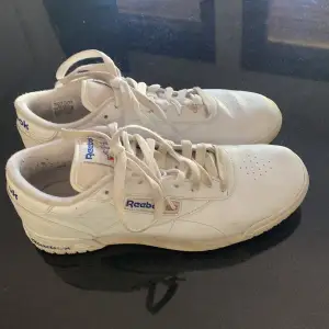 Säljer ett par näst intill  oanvända Reebok sneakers. Det är i som nytt skick.