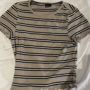 Randig Gina tricot magtröja - En gullig magtröja med randig design. Använd cirka 2 gånger. Storlek Xs