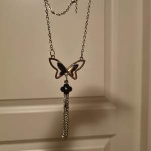 Ett fint silverhalsband med en fjäril. Halsbandet är rätt så lång (men justerbart) och är i bra skicka, måttligt använd.                                                Priset går att diskutera. 