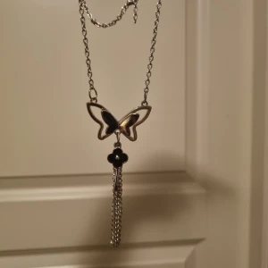 Fjärilshalsband i silver - Ett fint silverhalsband med en fjäril. Halsbandet är rätt så lång (men justerbart) och är i bra skicka, måttligt använd.                                                Priset går att diskutera. 