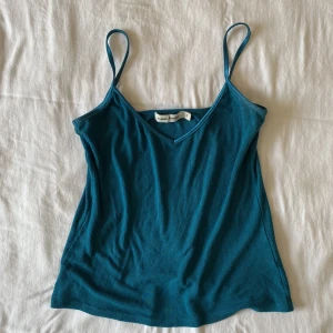 CW linne - Blått/turkost stretchigt linne med v-ringning från Carin Wester, i fint skick! 