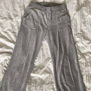 Juicy couture  - Grå juicy byxor str S men skulle säga M då dem är lite stora. Dem har ett litet hål på baksida lår men inget man tänker på💕 Pris går att diskutera, köparen står för frakten 