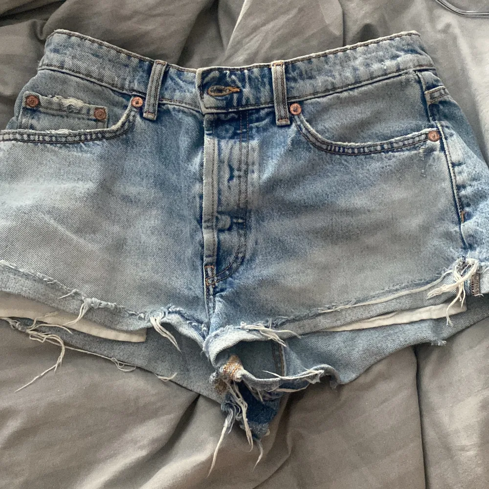 Super fina jeansshorts från Zara i slt 38. Shorts.