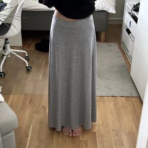 Ljusgrå långkjol maxikjol - Jättefin och skön ljusgrå långkjol, storlek xs/s!❤️
