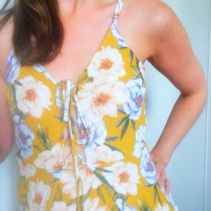 Playsuit kjol  - Blommig playsuit med shorts och kjol bak