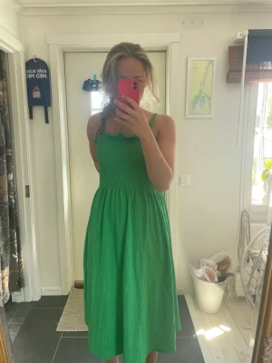 Grön klänning - Grön klänning 👗storlek M. Skriv privat för fler bilder💖
