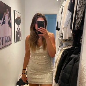 Glittrig klänning  - Endast använd 1 gång så i nyskick! Jätte fin och passar till flera tillfällen 