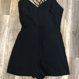 Playsuit bikbok  - Playsuit från bikbok, använd några få gånger. I nyskick. Storlek Xs. 50kr + frakt.