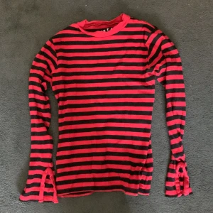 Randig tröja - Snygg randig tröja, använd och tvättad fåtal gånger. Ärmarna är slittadewmed söm.  Hör av vid frågor 🫶