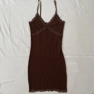Brun miniklänning  - Supersöt klänning i stretchigt material med fina spetsdetaljer💓